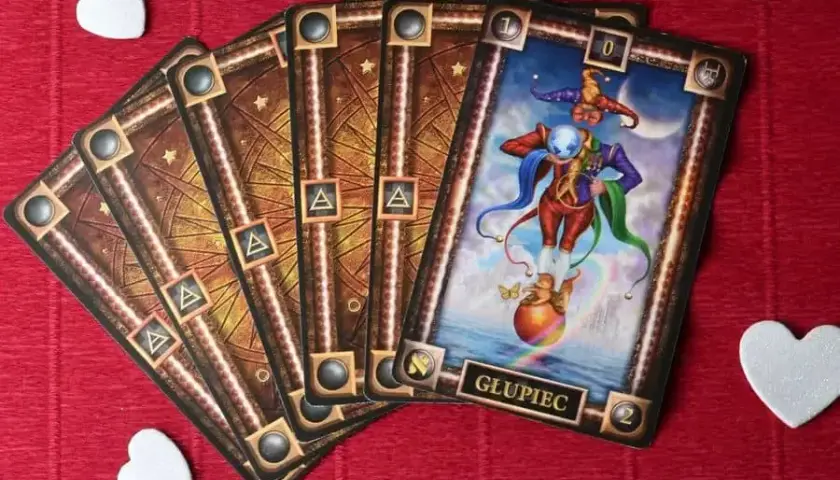 Głupiec tarot znaczenie: odkryj tajemnice i interpretacje karty