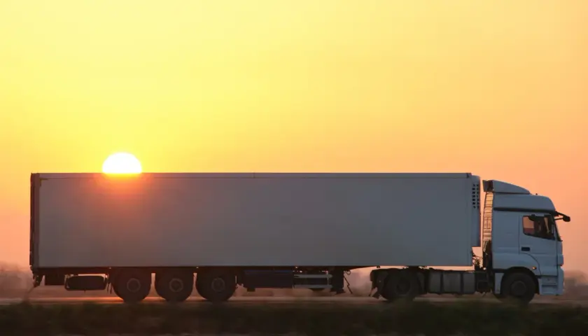 Naczepa BDE - co to jest i jak zwiększa wydajność transportu?