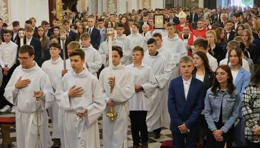 Ile biskup bierze za bierzmowanie? Sprawdź, co musisz wiedzieć