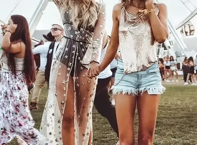 Jak wybrać idealny outfit na festiwal i uniknąć modowych wpadek? Trendy i porady