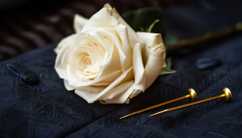 Jak złożyć butonierke perfekcyjnie? Oto 3 proste kroki do elegancji