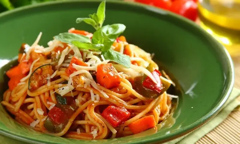 Pyszne spaghetti z cukinią i papryką, które zachwyci każdego smakosza
