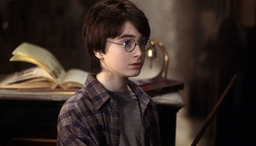 Ile lat ma Harry Potter i dlaczego jego wiek ma znaczenie w serii?