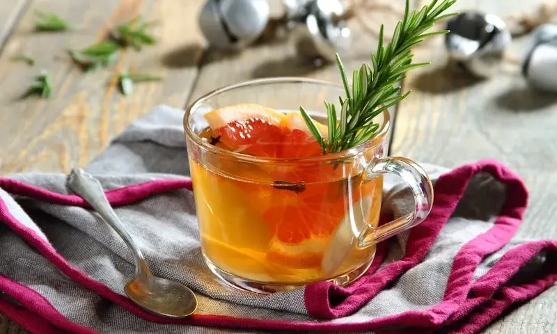 Jak zrobić aromatyczną herbatę z rozmarynem: przepis krok po kroku