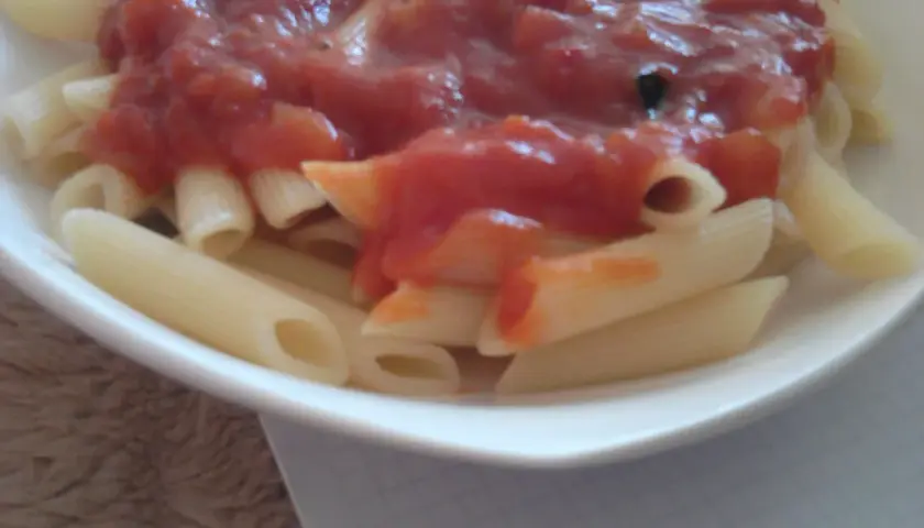 Penne z sosem pomidorowym - proste przepisy, które zachwycą smakiem