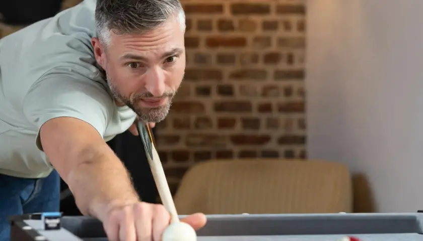Jak się gra w bilard: kompletny poradnik z zasadami dla początkujących