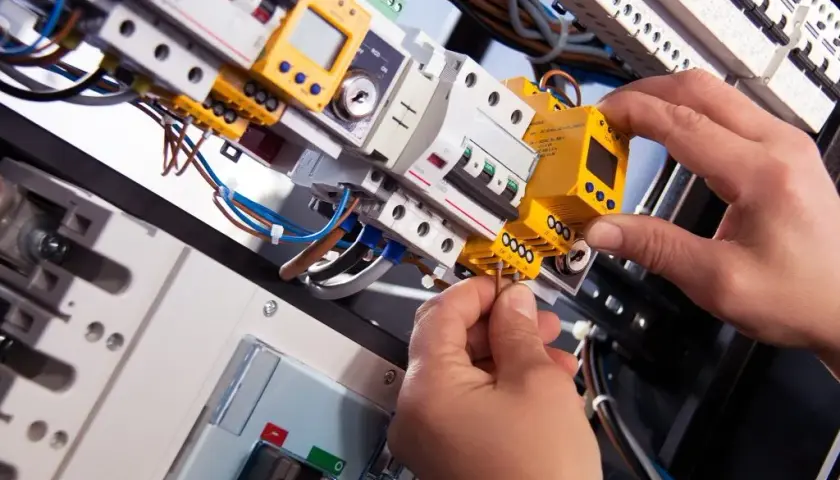 Ile zarabia inżynier elektryk? Zaskakujące fakty o wynagrodzeniach