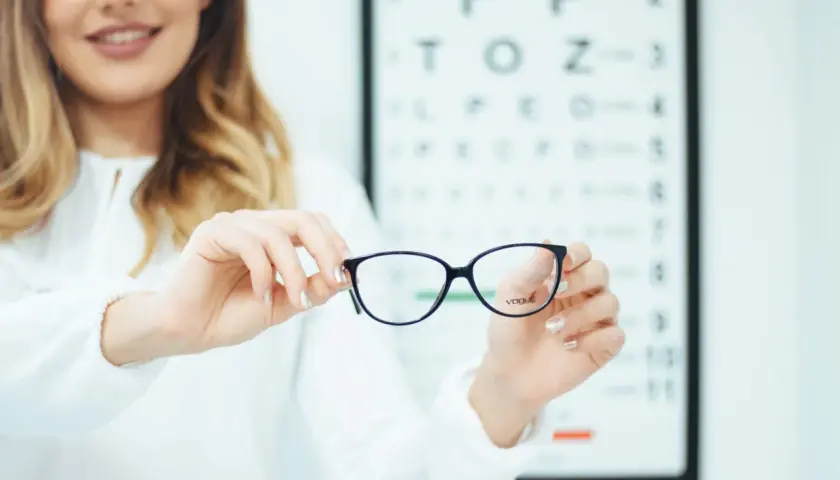 Astygmatyzm: kiedy nosić okulary, aby poprawić widzenie?