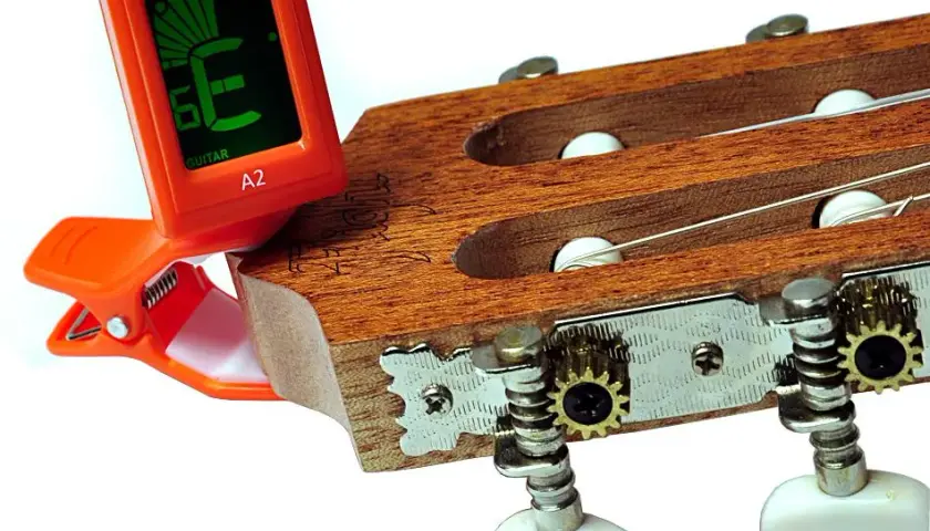 Strojenie ukulele stroikiem gitarowym - praktyczny test i wskazówki