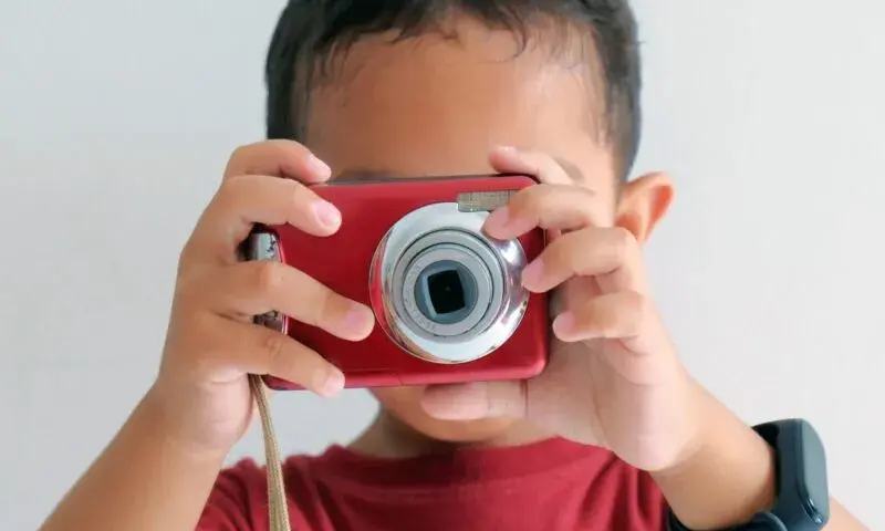 Najlepszy aparat fotograficzny dla dziecka – jak wybrać trwały i prosty w obsłudze model