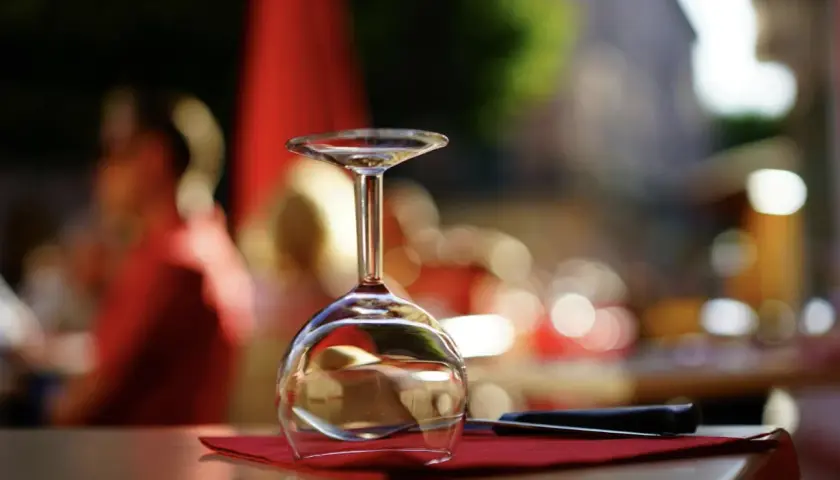 Wino przy kartach – jakie szczepy pasują do wieczoru z grami i dlaczego sommelier ma tu coś do powiedzenia