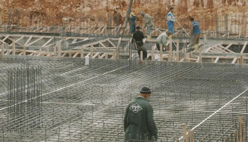 Trwałe zbrojenie, czyli podstawa dla stabilności konstrukcji betonowych – jak wykorzystać detektor zbrojenia do oceny jakości?