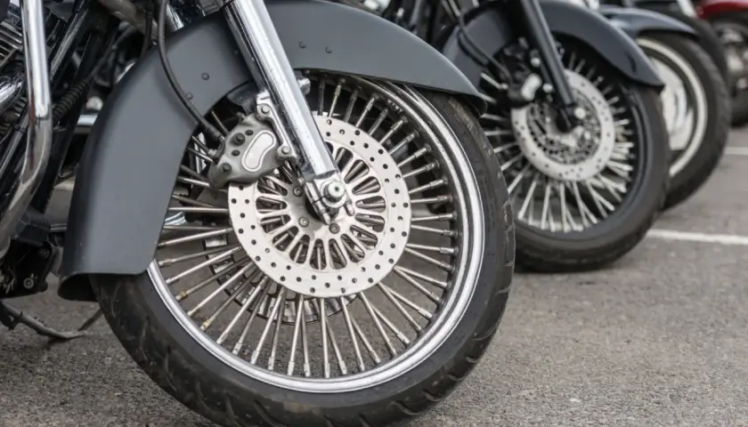 przednie koła zaparkowanych obok siebie motocykli