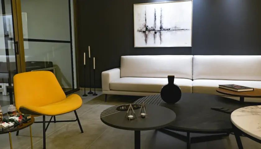 Jak wybrać meble w salonie meblowym, żeby służyły przez lata?