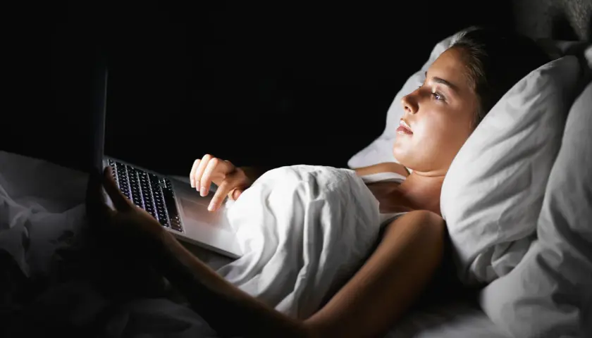 Jak wygrać z nocnym odkładaniem snu i odzyskać swój dzień