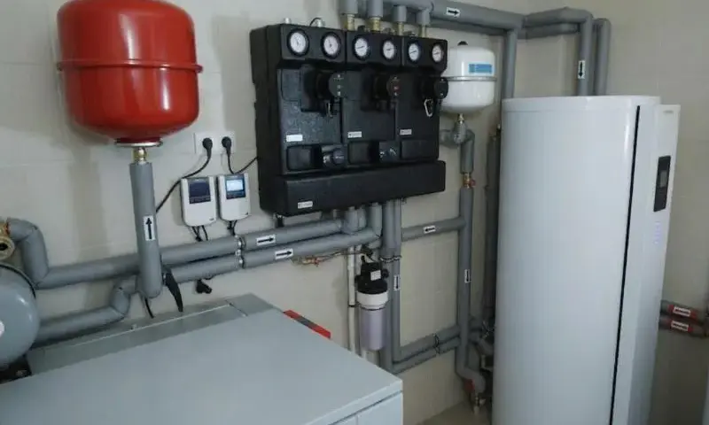 Grupa pompowa zamontowana w instalacji ogrzewania podłogowego