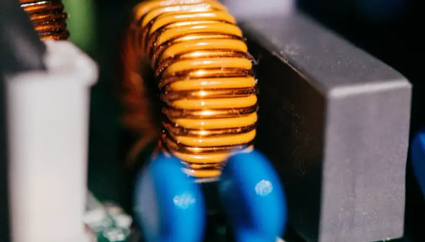 Cewka indukcyjna z rdzeniem powietrznym – zastosowanie, zalety, budowa i znaczenie w elektronice wysokiej częstotliwości