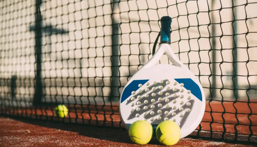 Fenomen Padla – jak sportowa hybryda zdominowała europejskie rekreacje?