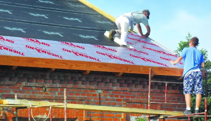 Jak ocieplić stary dach z dachówki i uniknąć kosztownych błędów