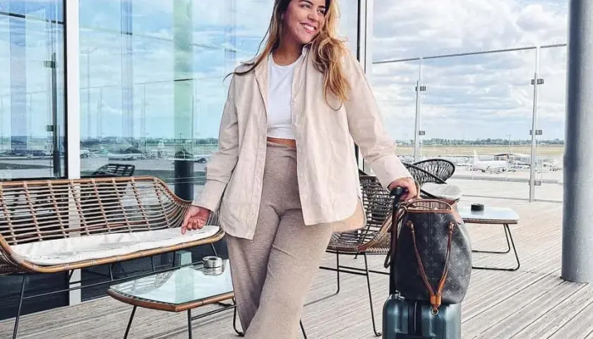 Outfit na lotnisko: 7 porad jak ubrać się wygodnie i stylowo