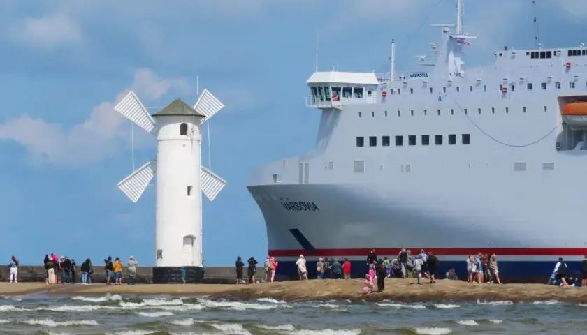 Ile aut zabiera prom w Świnoujściu? Zaskakujące pojemności i fakty