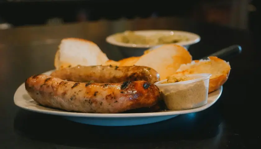 Kiełbasa biała cienka – dlaczego forma ma znaczenie dla smaku i przygotowania?