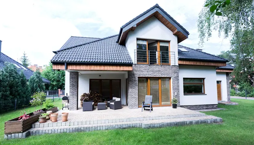Jakie okna dobrać do czarnej dachówki - porady stylistów i architektów