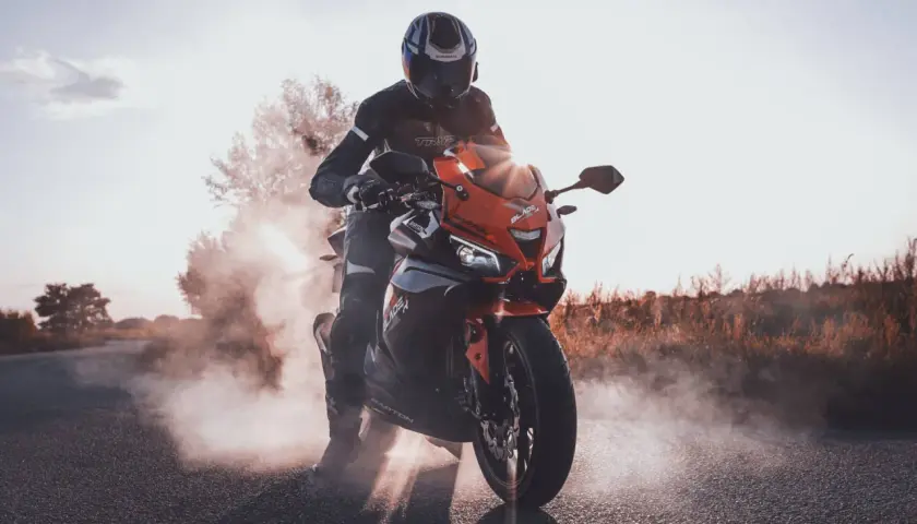 Ile faktycznie pali motorower? Prawdziwe spalanie różnych modeli