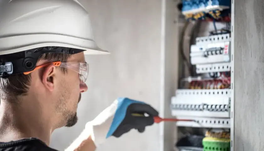 Ile zarabia pomocnik elektryka? Zaskakujące fakty o wynagrodzeniach