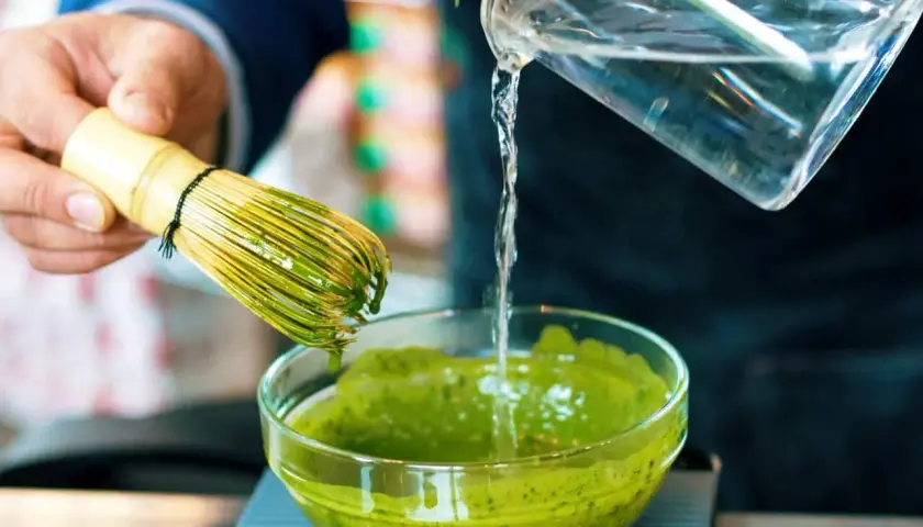 Ile kofeiny ma matcha? Porównanie z kawą i herbatą, które zaskakuje