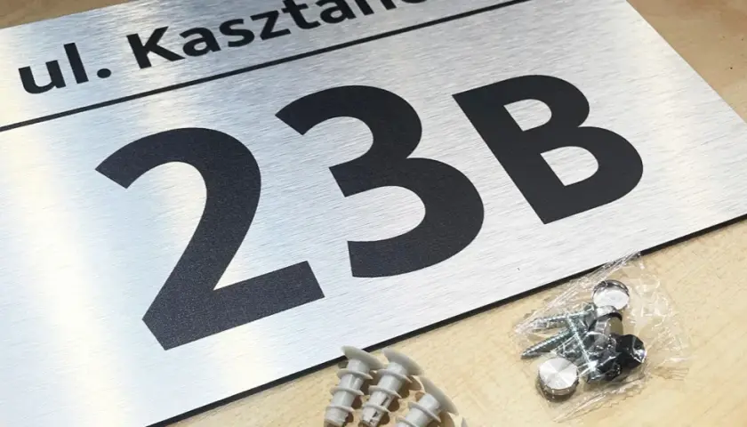 Jak zamontować cyfry na elewacji i uzyskać estetyczny efekt końcowy