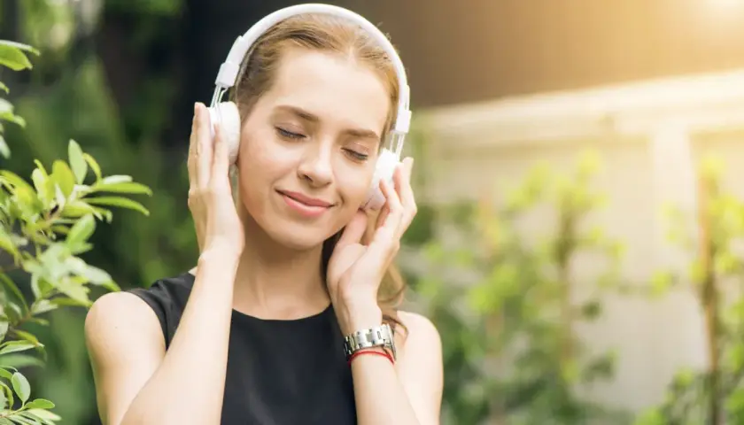 Jak muzyka w tle wpływa na nastrój, koncentrację i codzienne nawyki