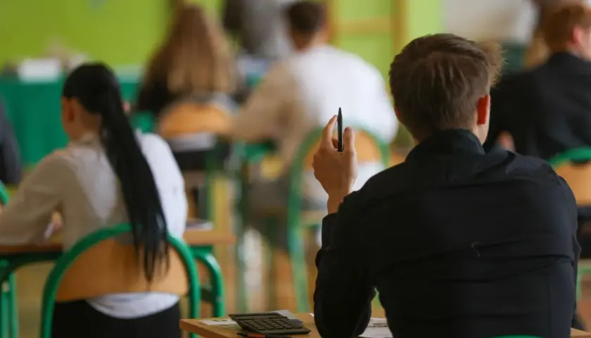Ile trwa egzamin zawodowy teoretyczny i co warto wiedzieć?