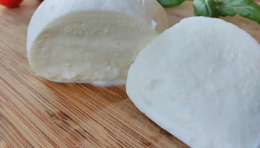 Ile kalorii ma mozzarella: poznaj wartości odżywcze różnych rodzajów sera