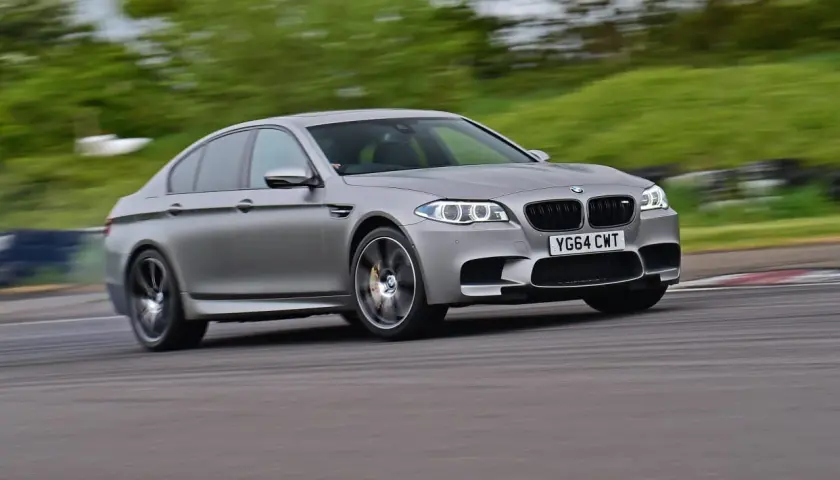 BMW M5 F10 – niezwykłe osiągi, luksus i technologie, które zachwycają