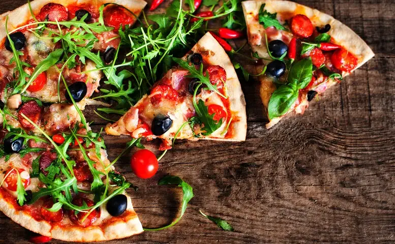 Jak podgrzać pizzę, aby zachować jej smak i chrupkość?