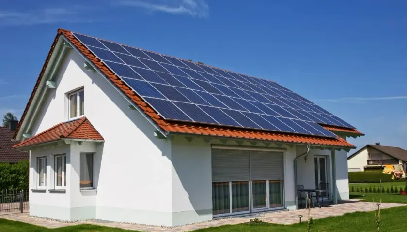 Jaka instalacja fotowoltaiczna dla domu jednorodzinnego? Porównaj jaka najlepsza dla Ciebie