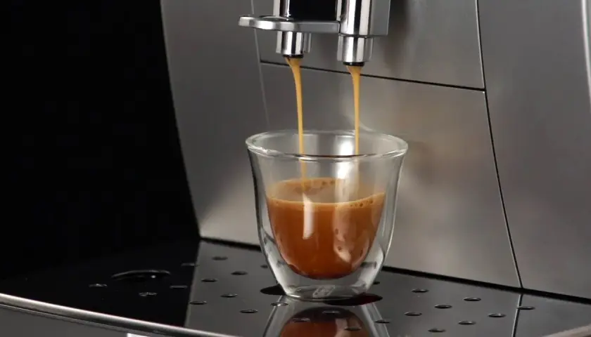 Jak zrobić kawę w ekspresie ciśnieniowym Delonghi - proste kroki do smaku