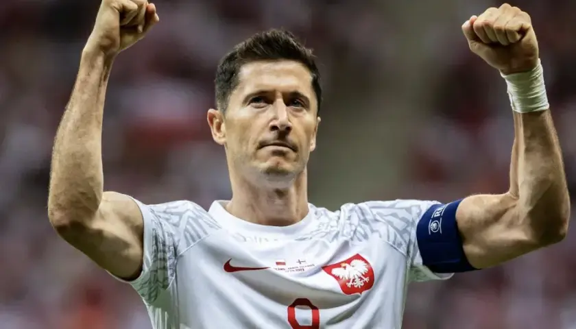 Miesięczna pensja Lewandowskiego szokuje! Tyle zarabia w Barcelonie i kadrze