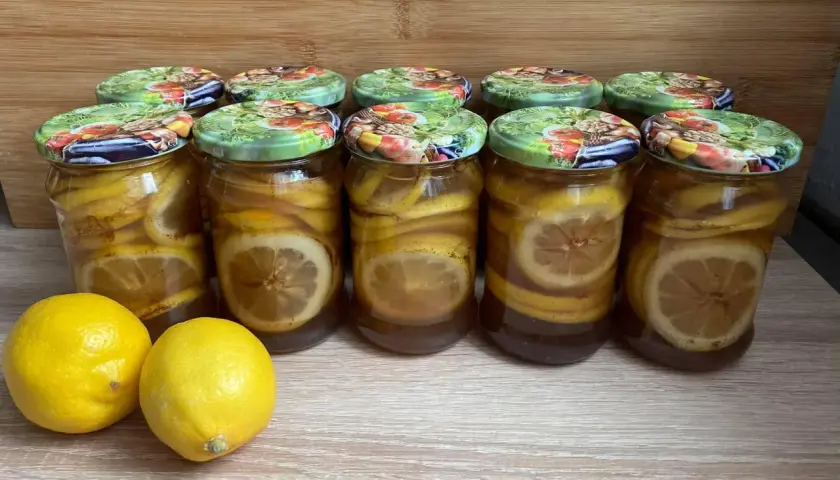 Domowy syrop do herbaty: prosty przepis na 4 aromatyczne dodatki smakowe