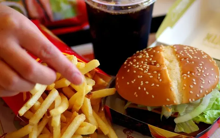 Ile kalorii ma burger drwala? Zaskakujące fakty o jego kaloryczności