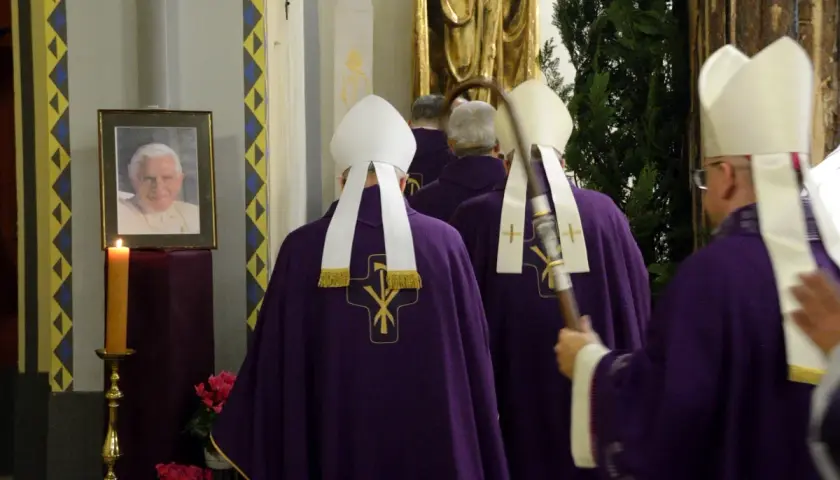 Kiedy pierwsza msza za zmarłego i dlaczego jej termin jest tak ważny