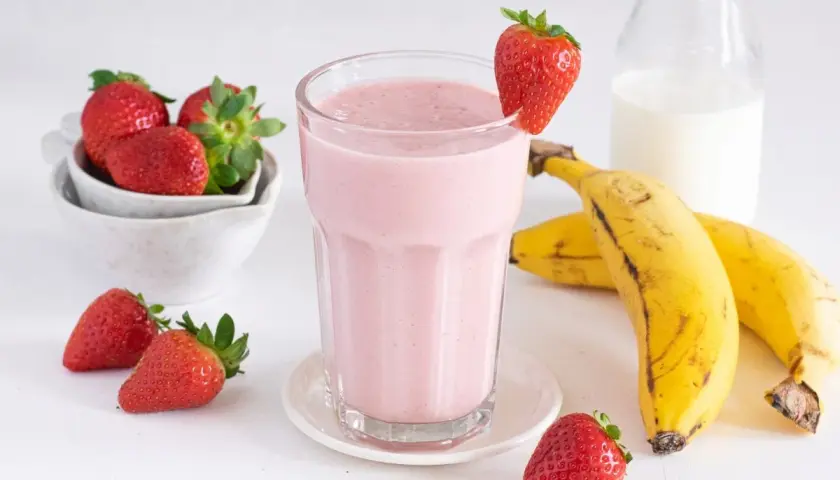 Delicioso batido de fresa con plátano fácil y nutritivo para niños