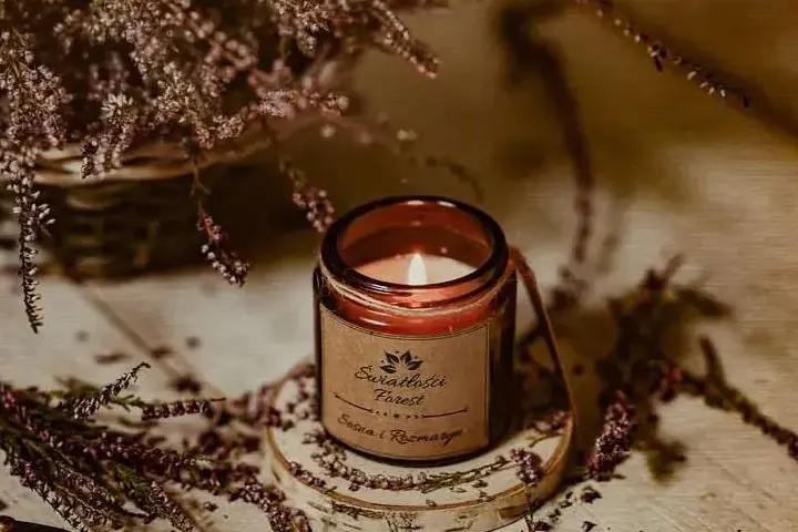 Świeczka o zapachu sosny – poczuj magię leśnego aromatu w domu