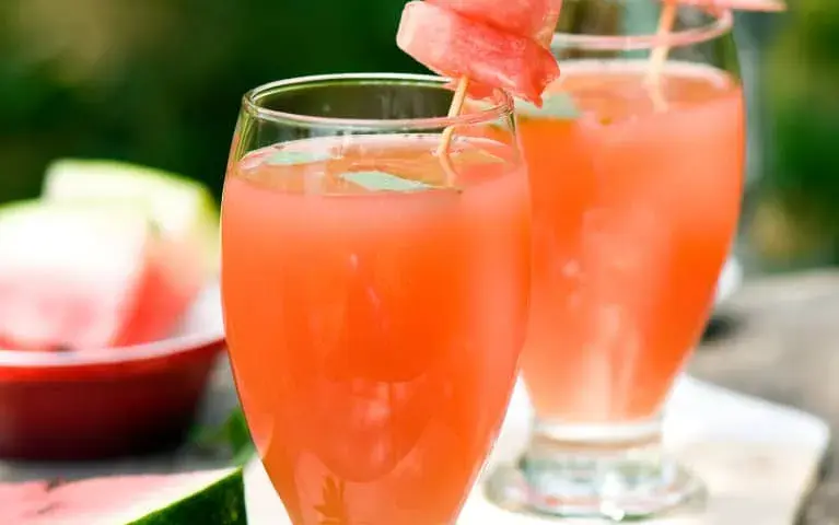 Orzeźwiające drinki arbuzowy z wódką na każdą letnią imprezę