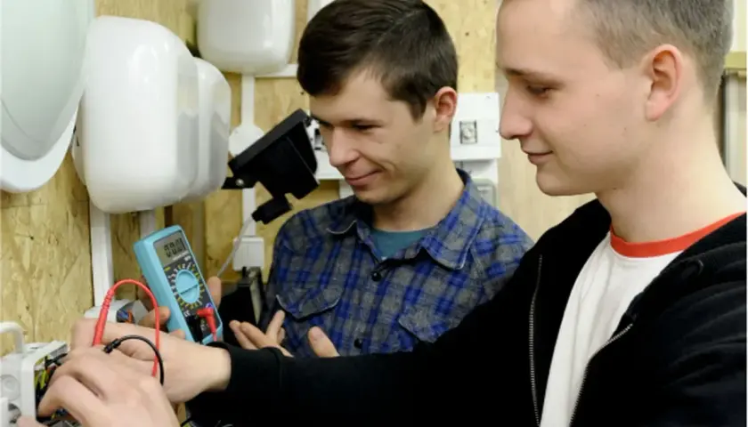 Co robi technik elektryk? Obowiązki, zarobki i ścieżki kariery