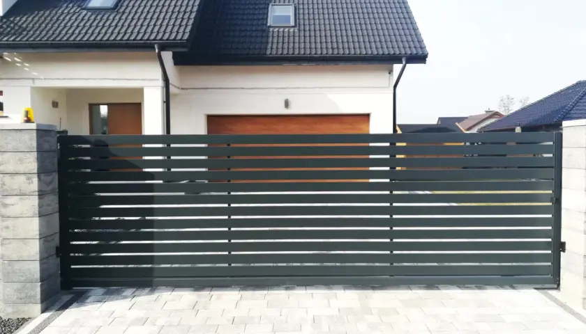 Ile kosztuje montaż bramy przesuwnej? Poznaj ukryte koszty!