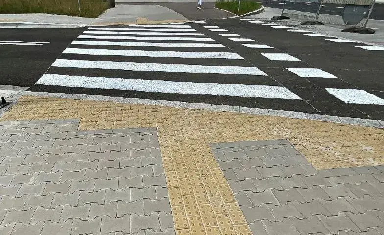 Płytki z wypustkami dla niewidomych: Klucz do bezpieczeństwa w przestrzeni publicznej