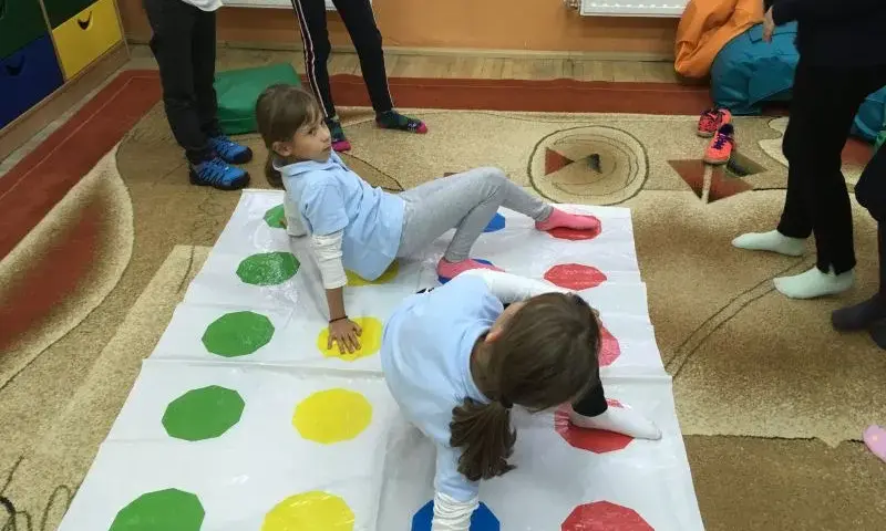 Najlepsze zabawy integracyjne dla klas 4-6, które zbudują zgraną grupę