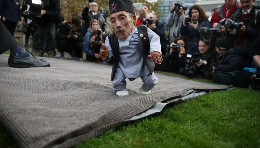 Ile ma lat najmniejszy człowiek świata? Zaskakujące fakty o Afshinie.